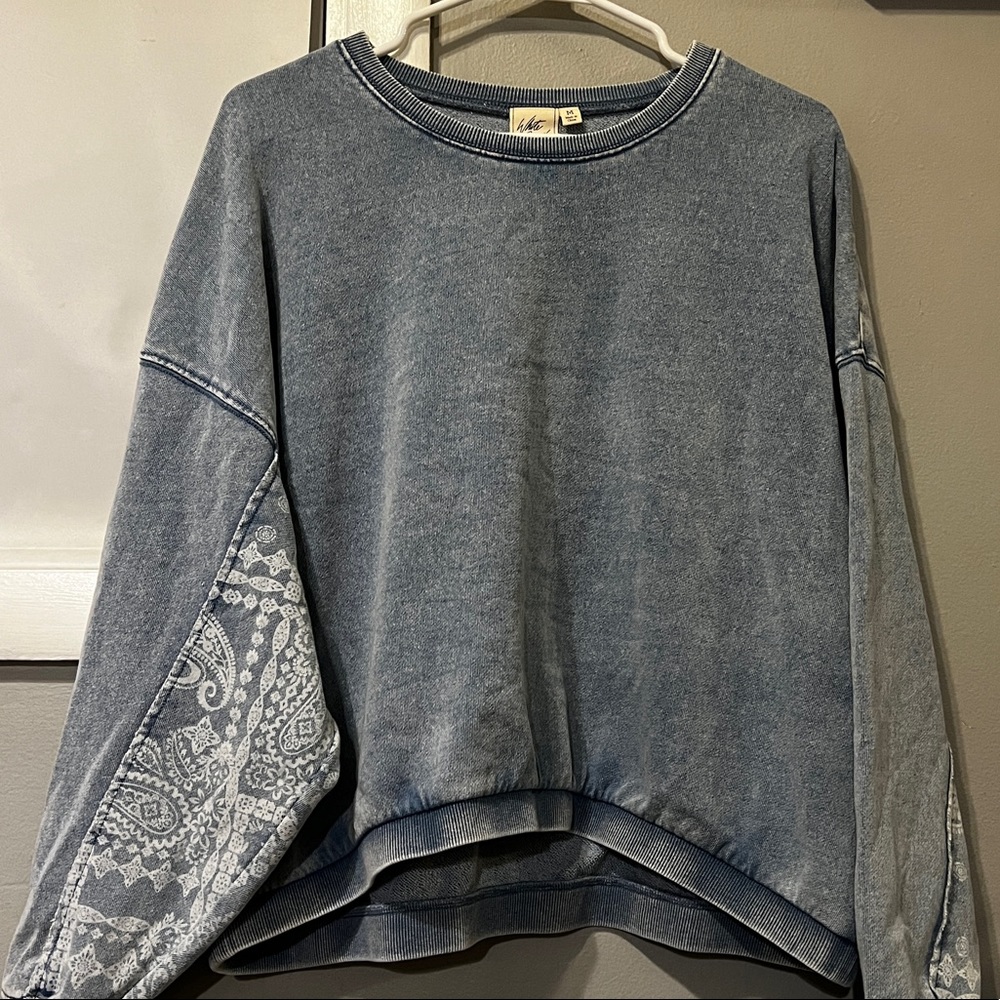 super cute white crow sweatshirt